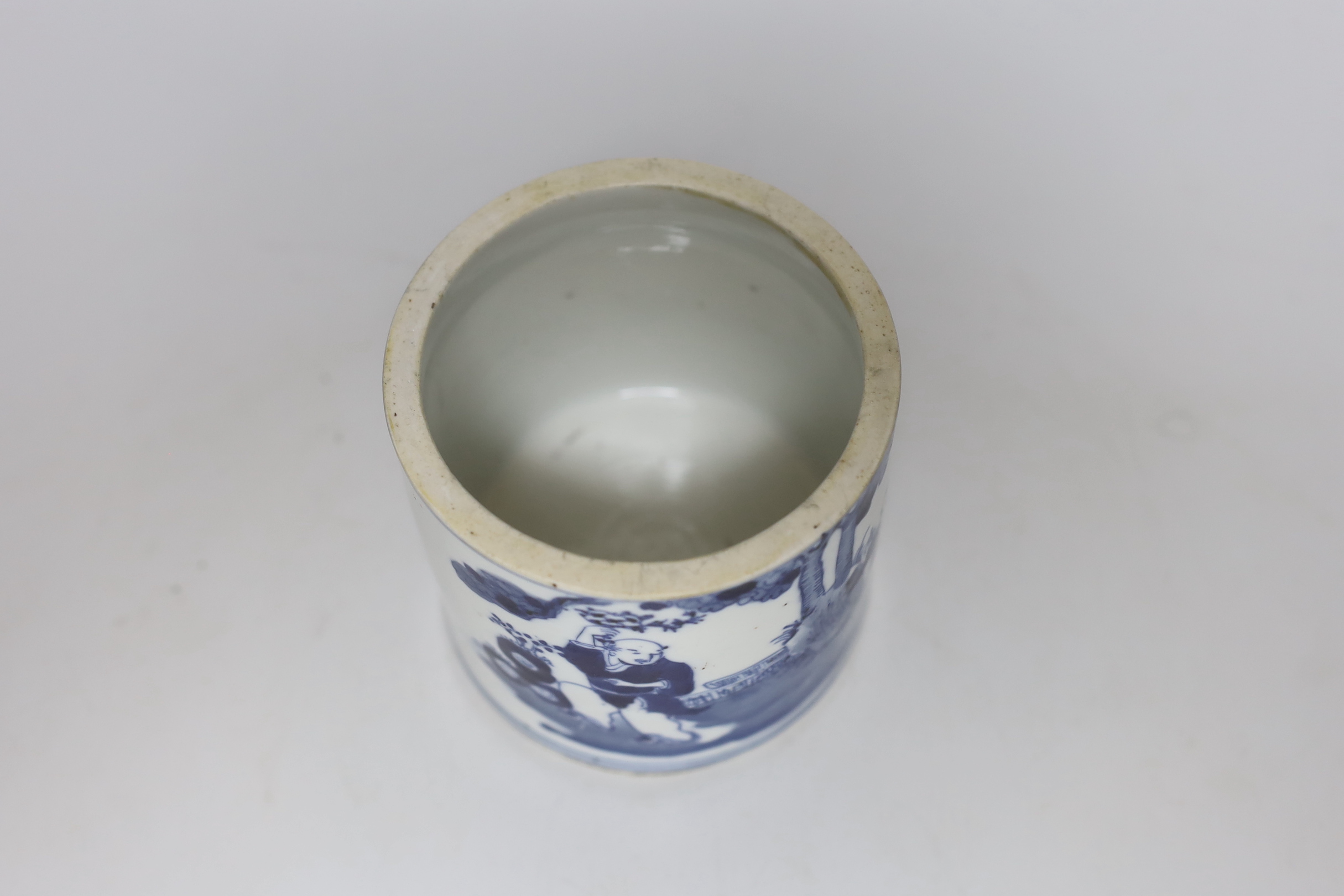 A Chinese blue and white porcelain brushpot, 10cm tall, rim reduced